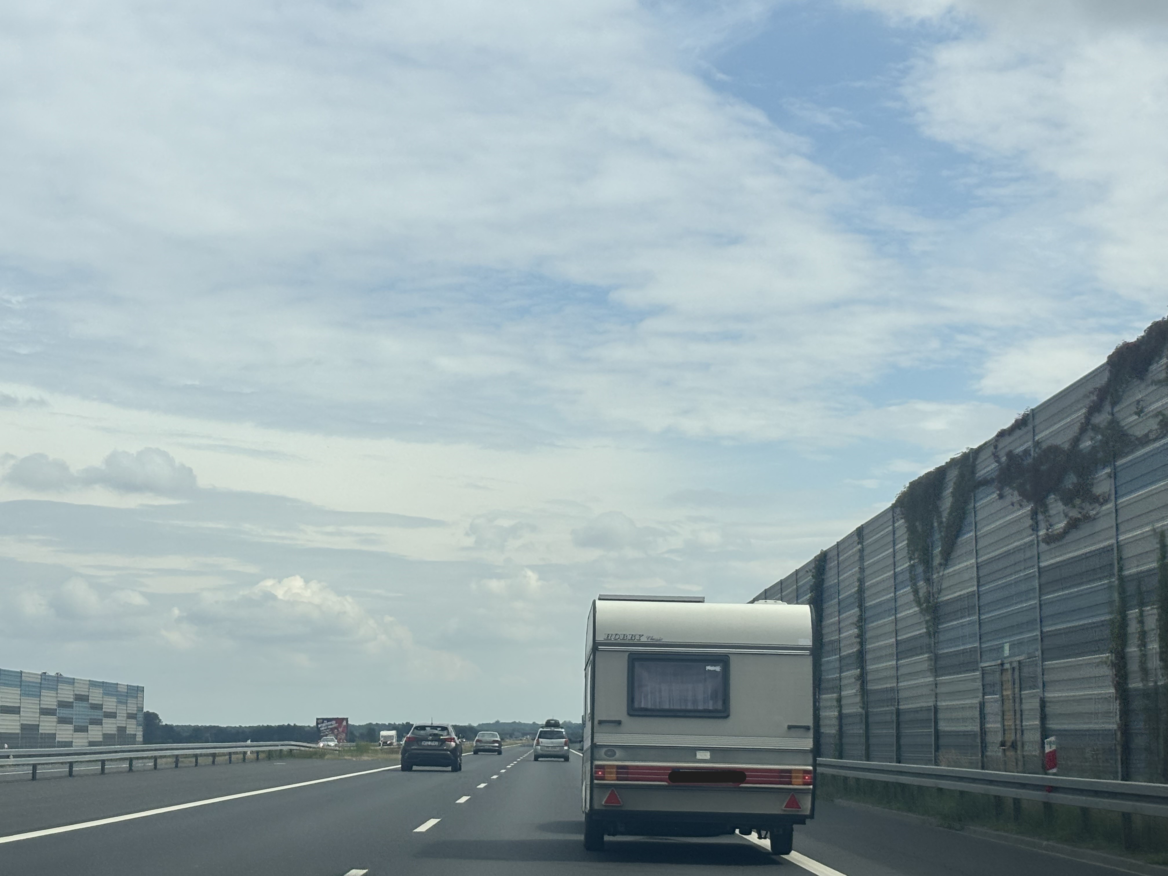 Materiał do pytania: Czy podczas wyprzedzania na autostradzie samochodem osobowym z przyczepą lekką możesz przekroczyć prędkość 80 km/h?