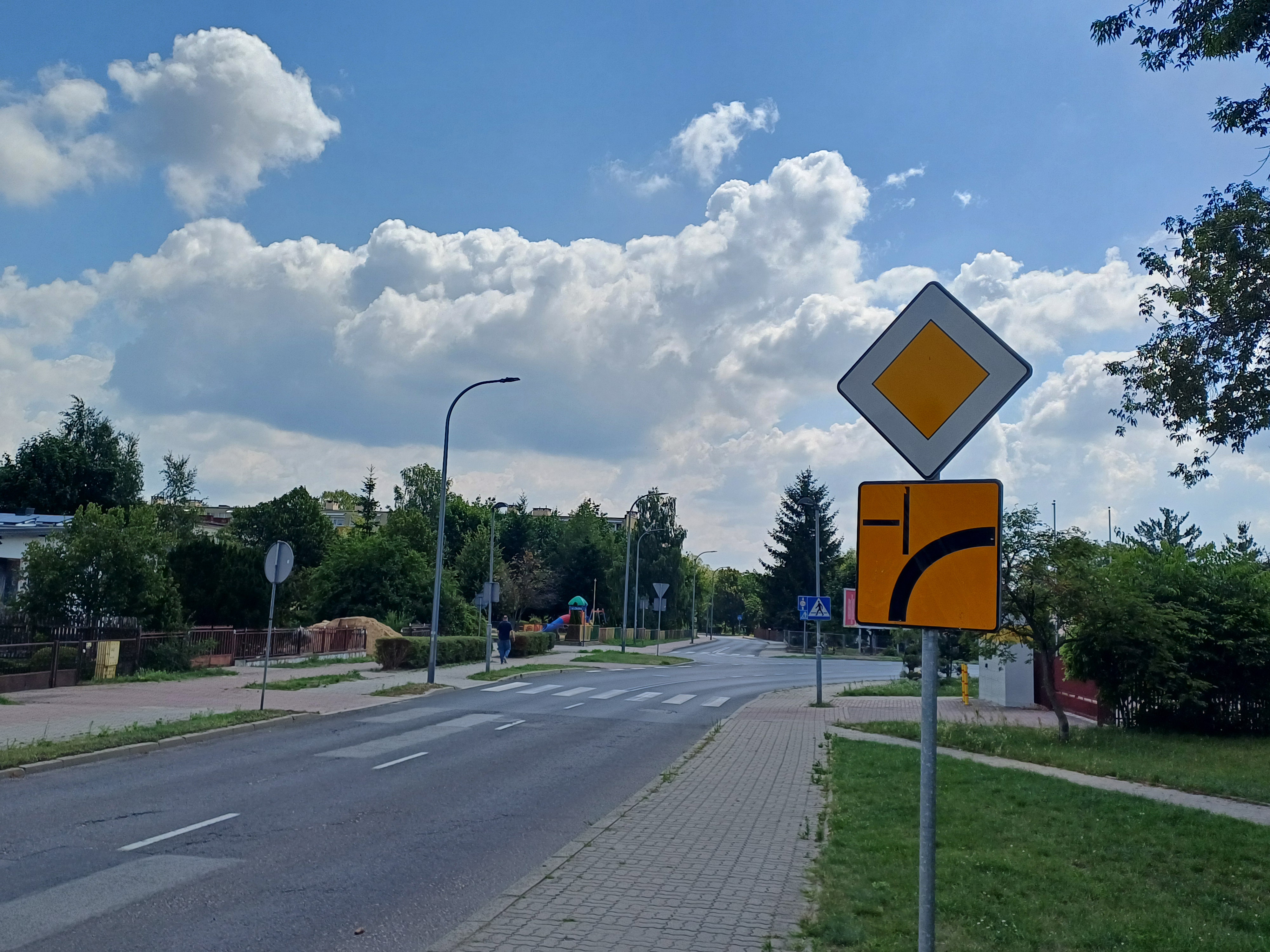 Materiał do pytania: Zamierzasz jechać na wprost przez skrzyżowanie. Czy masz obowiązek ustąpienia pierwszeństwa pojazdowi, który może nadjechać z prawej strony?