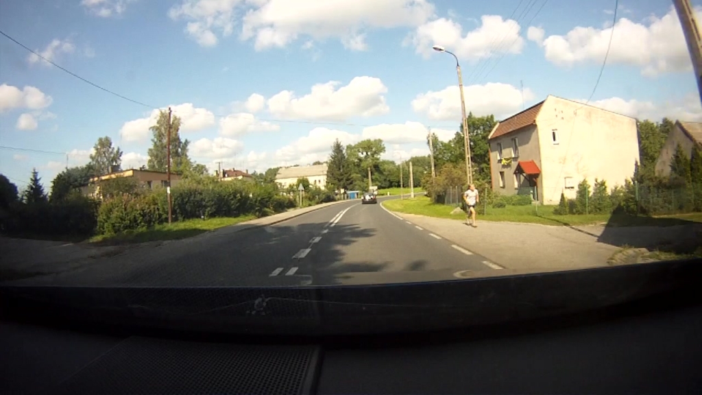 Materiał do pytania: Czy w przedstawionej sytuacji skręcając w prawo masz obowiązek ustąpić pierwszeństwa pieszemu?