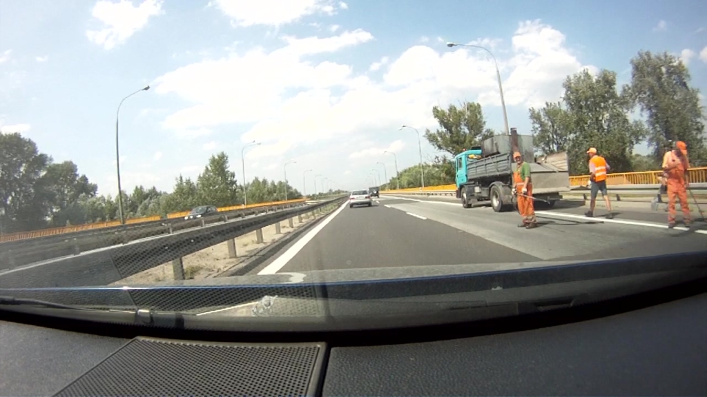Materiał do pytania: Czy osoba wykonująca na zlecenie lub za zgodą zarządcy drogi roboty na drodze może dawać uczestnikowi drogi polecenia lub sygnały?