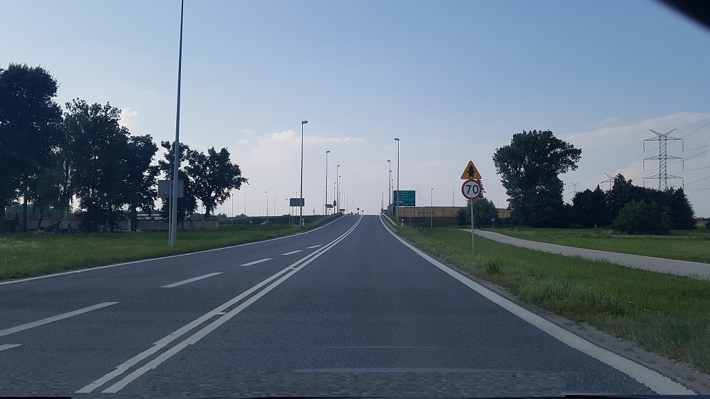 Materiał do pytania: Z jaką maksymalną prędkością wolno poruszać się za tymi znakami, gdy w bocznym wózku motocykla przewozisz sześcioletnie dziecko?