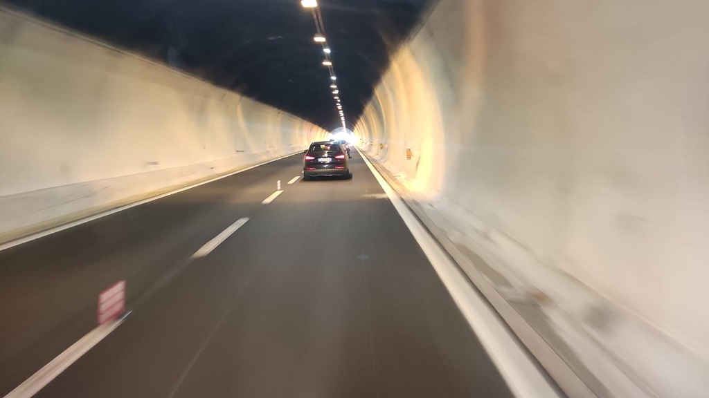 Materiał do pytania: Z jaką prędkością, kierując samochodem osobowym, należy poruszać się za tym pojazdem, jeżeli tunel znajduje się poza obszarem zabudowanym, a jego długość wynosi 600 m?