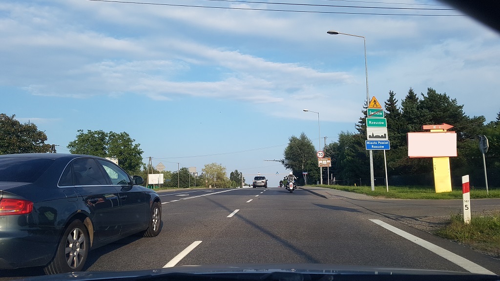 Materiał do pytania: Z jaką dopuszczalną prędkością kierującemu autobusem wolno kontynuować jazdę za tym znakiem zakazu?