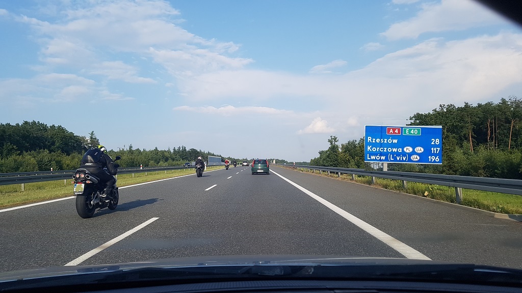 Materiał do pytania: Z jaką prędkością nie wolno poruszać się motocyklem po tej drodze?