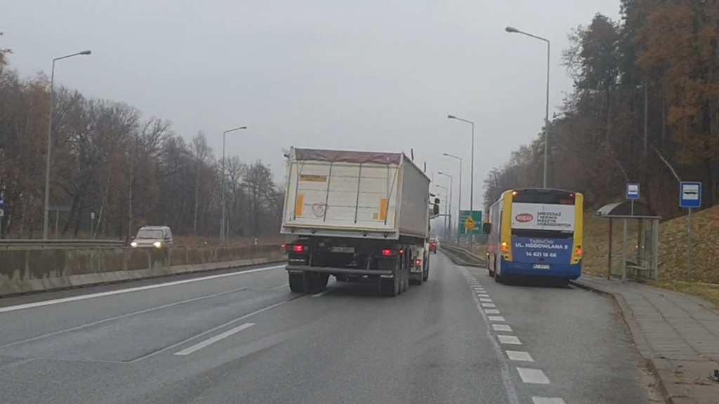 Materiał do pytania: Znajdujesz się poza obszarem zabudowanym. Czy jesteś zobowiązany umożliwić kierującemu autobusem włączenie się do ruchu?